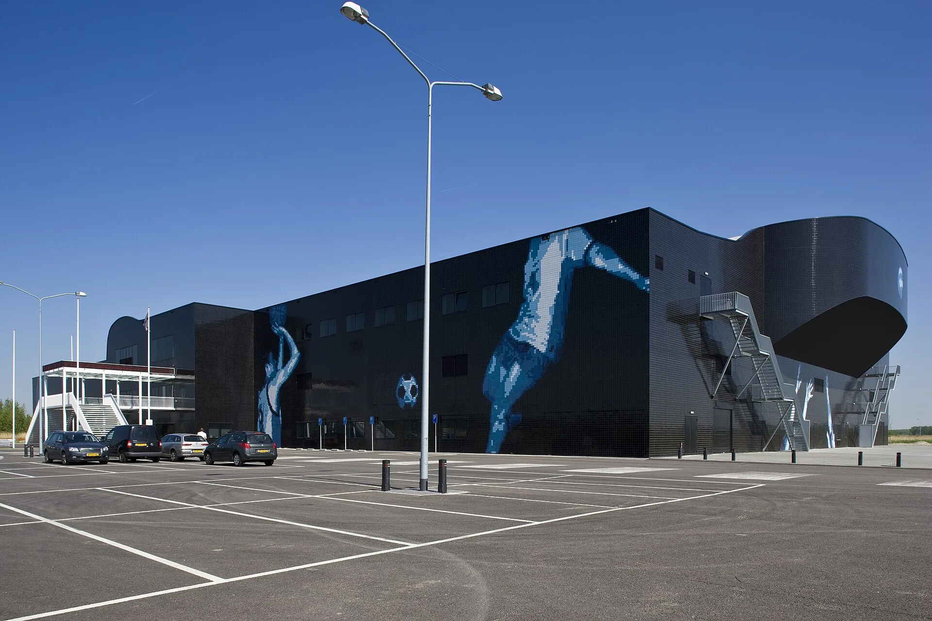 Topsportcentrum Almere vanaf de parkeerplaats.